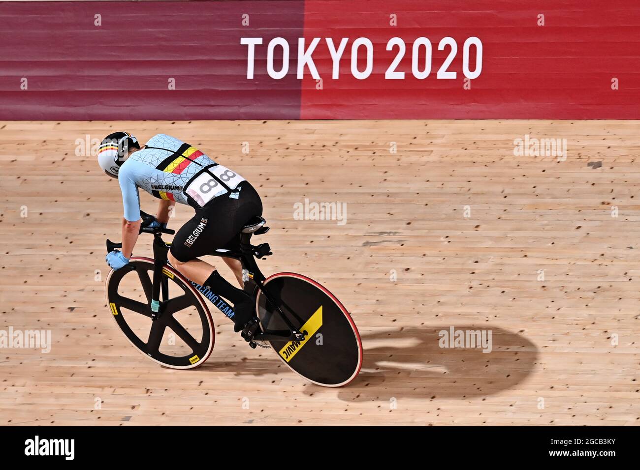 Die belgische Radfahrerin Lotte Kopecky verlässt das Rennen während des Rubbelrennens, dem ersten Teil des Omnium-Radrennens der Frauen am 17. Tag der „Tokyo 20“ Stockfoto