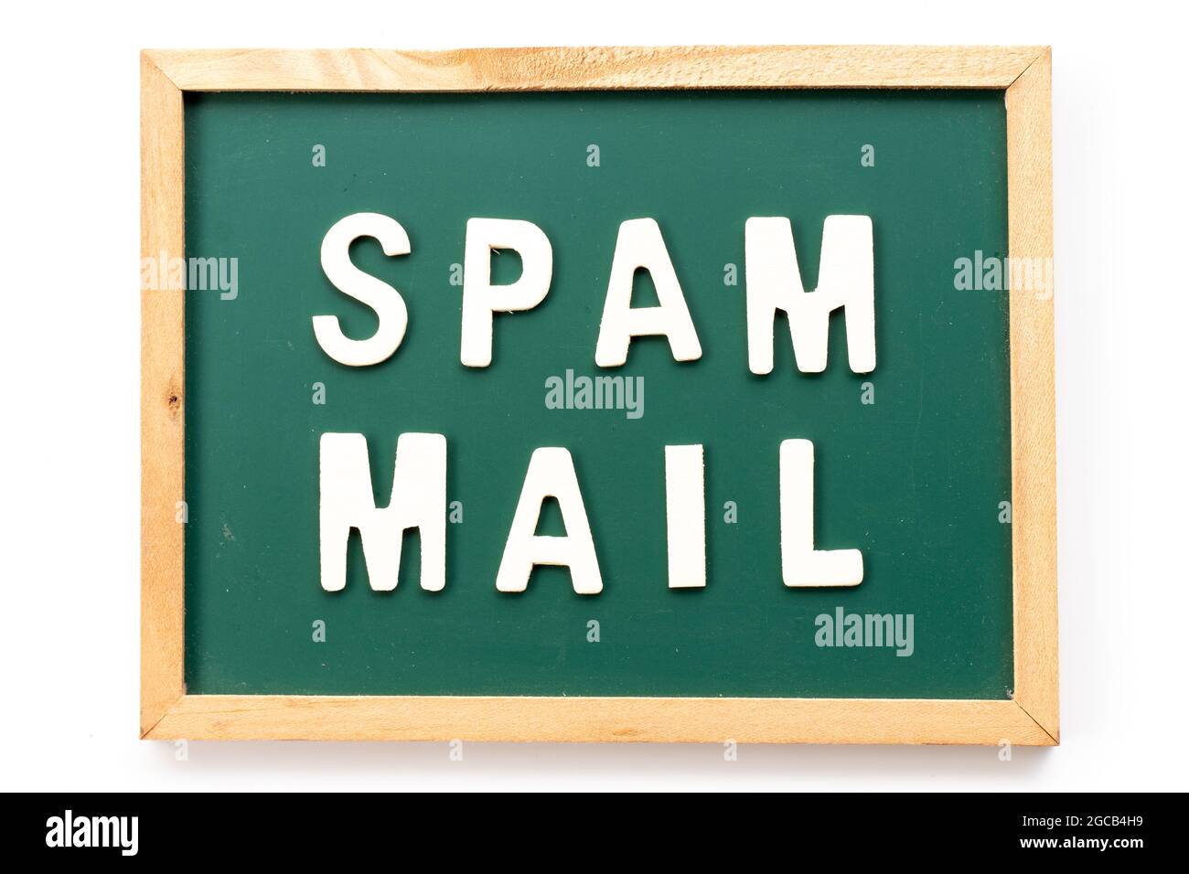 Buchstabenbuchstabe in Wort Spam Mail in Tafel auf weißem Hintergrund Stockfoto