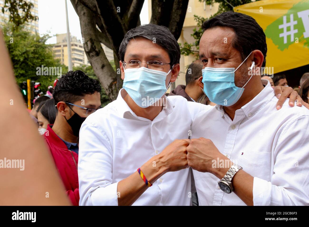 Camilo Romero Links Macht Ein Foto Mit Einem Unterstutzer Wahrend Einer Veranstaltung Die Am 7 August 2021 In Bogota Kolumbien Die Kandidatur Von Camilo Romero Von Der Politischen Koalition Alianza Verde Fur