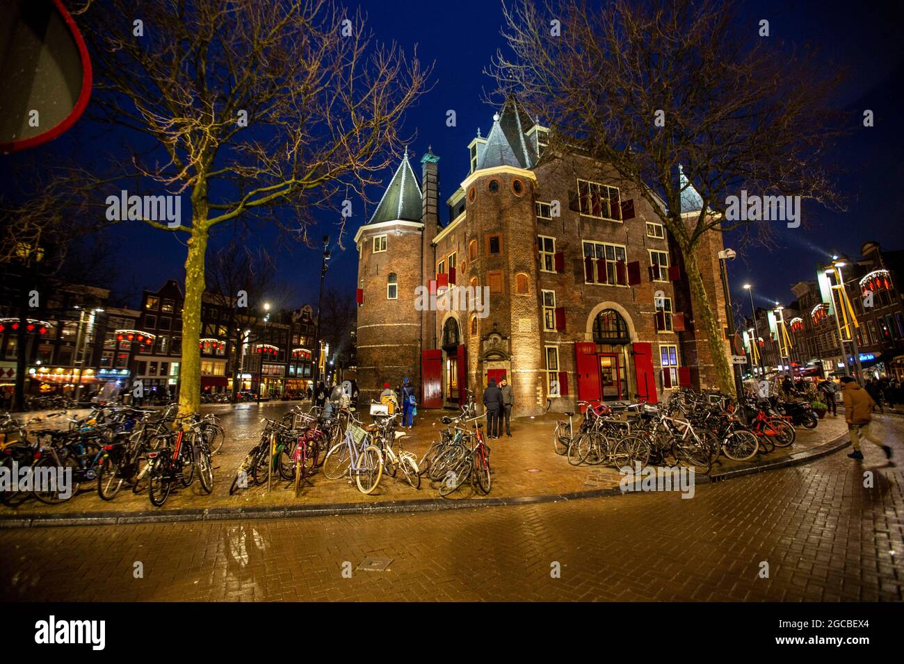 Nachtansicht von De Waag auf dem Nieuwmarkt in Amsterdam, Nordholland, Niederlande Stockfoto