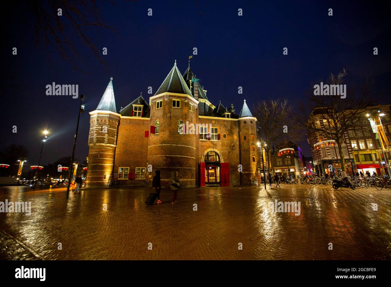 Nachtansicht von De Waag auf dem Nieuwmarkt in Amsterdam, Nordholland, Niederlande Stockfoto
