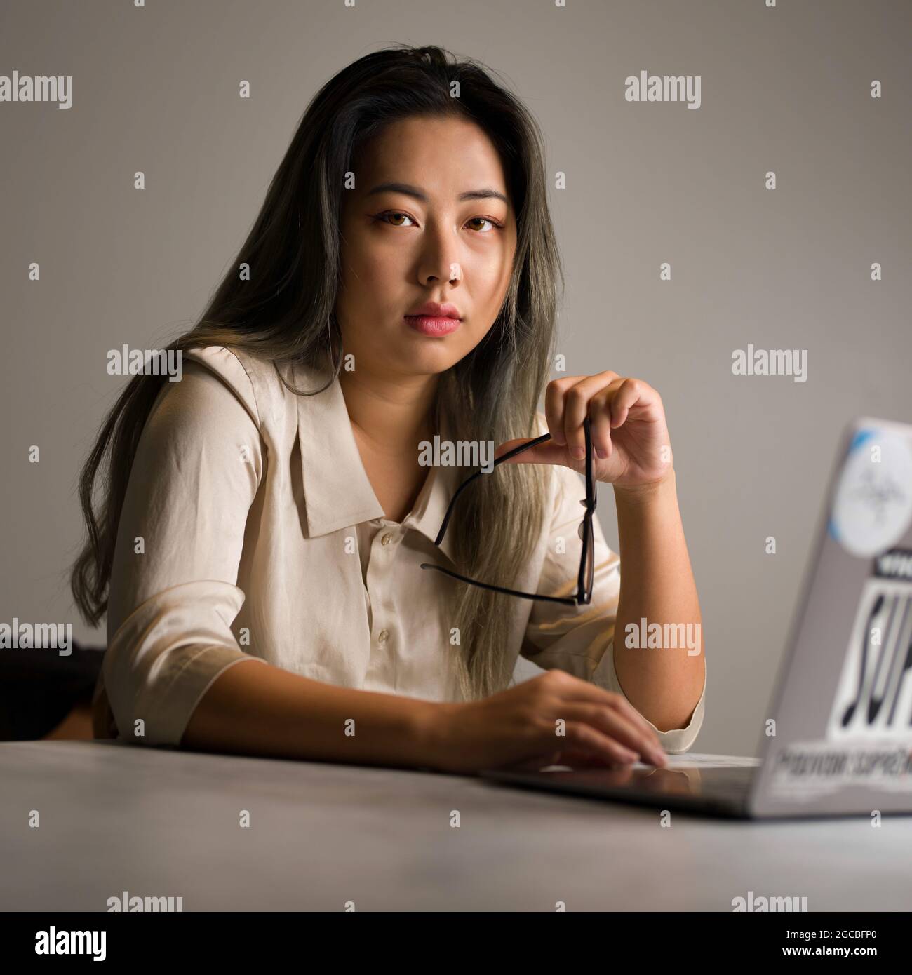 Junge asiatische weibliche authentische Datenwissenschaftlerin, die an einem Analyseproblem arbeitet Stockfoto