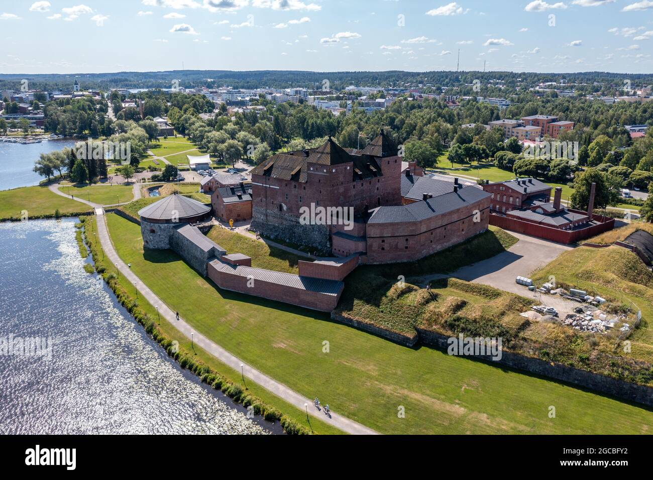 Luftaufnahme von Schloss Häme und der Stadt Hämeenlinna im Sommer in Finnland Stockfoto