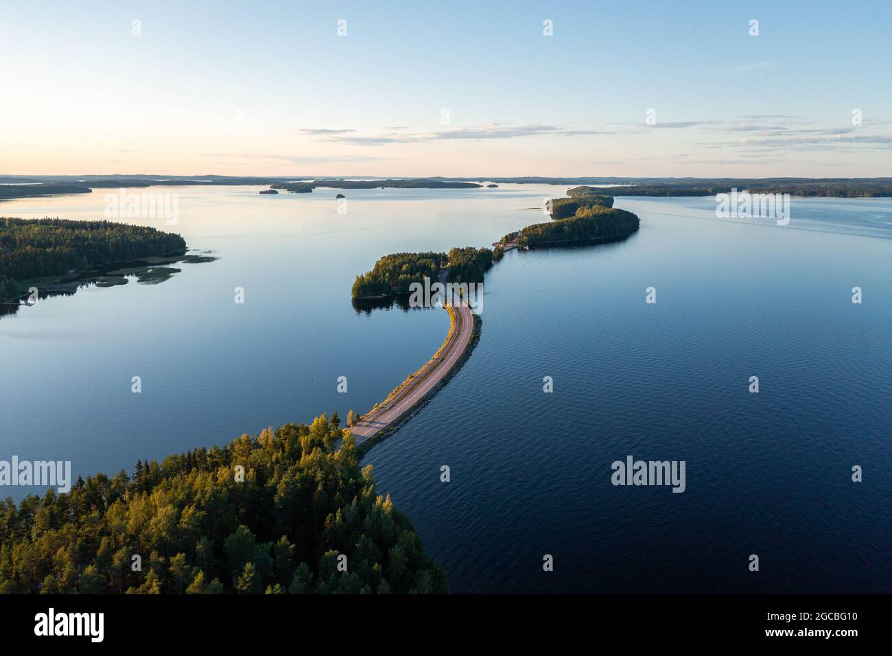 Pulkkilanharju Ridge Road und ruhigen Päijänne See im Sommer in Finnland. Stockfoto