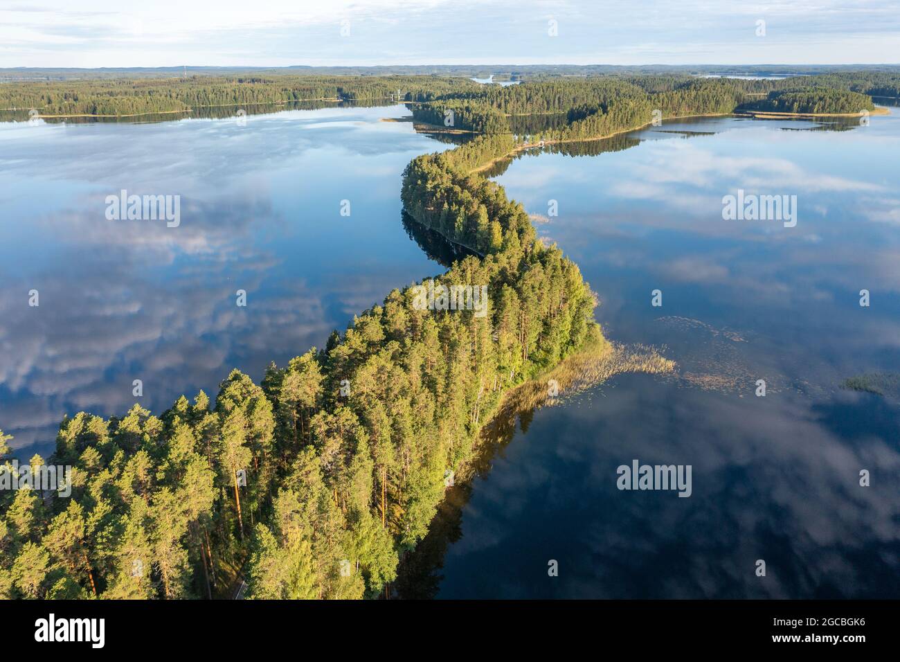 Ein Bergrücken in einem See im Sommer in Finnland Stockfoto