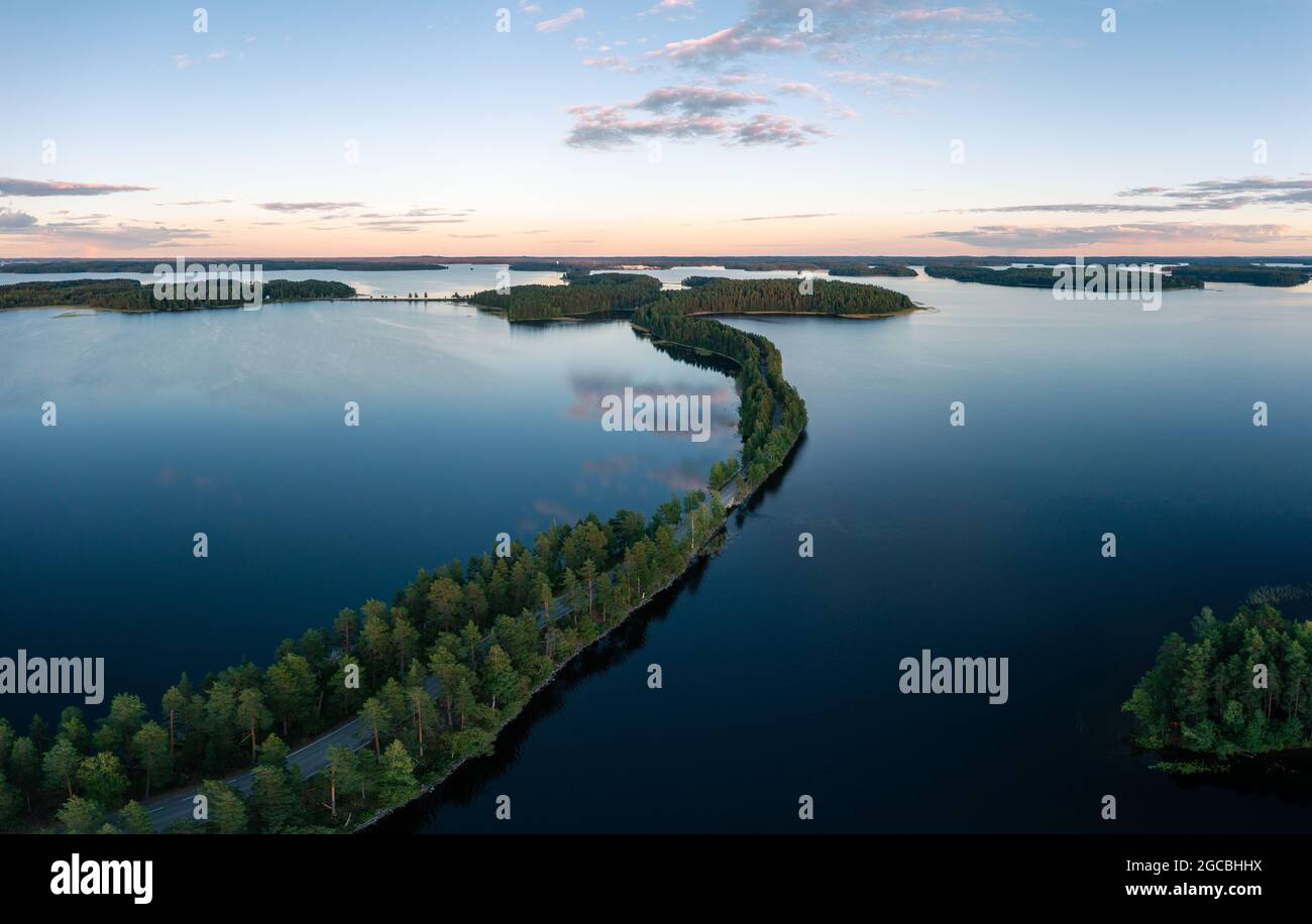 Luftdrohnenaufnahme des Naturreservats Punkaharju und seiner berühmten Bergstraße in Savonlinna, Finnland. Stockfoto