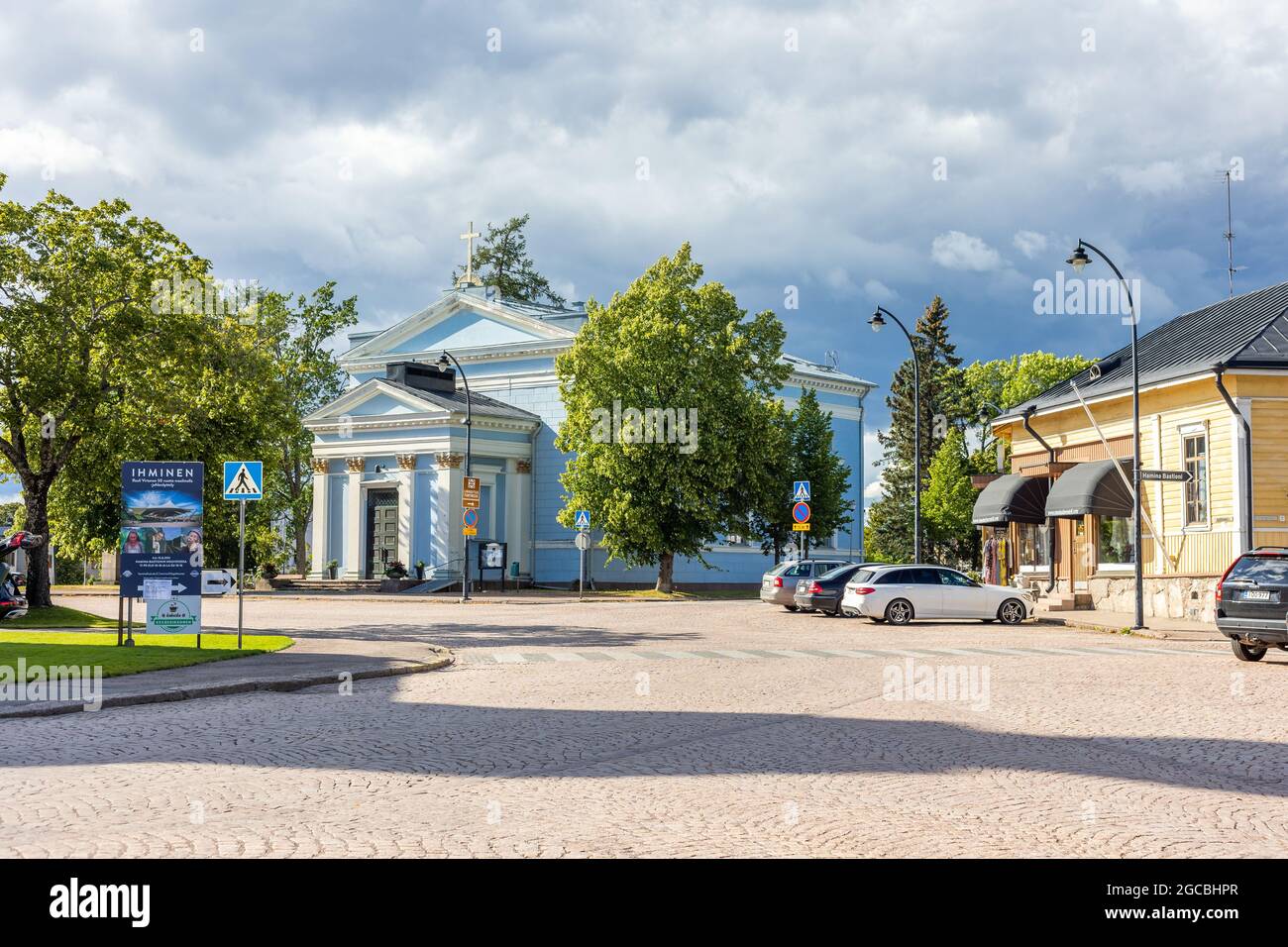 HAMINA, FINNLAND - 04-08-2021: Die blaue Johanniskirche auf dem zentralen Platz der Altstadt von Hamina, Finnland. Stockfoto