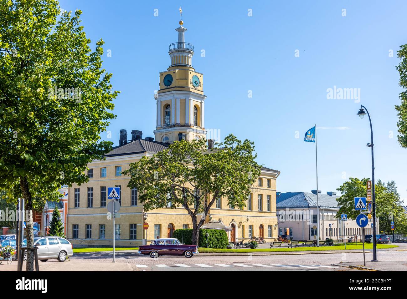 HAMINA, FINNLAND - 04-08-2021: Das alte Rathaus am zentralen Platz der Altstadt von Hamina, Finnland. Stockfoto