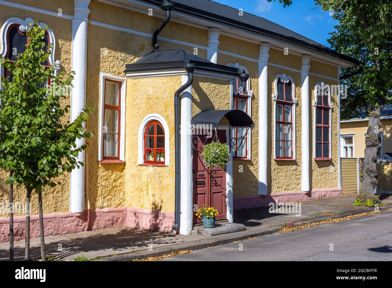 HAMINA, FINNLAND - 04-08-2021: Arvolammis Haus, ein Gebäude im Neorokoko-Stil in der Altstadt von Hamina, Finnland. Stockfoto