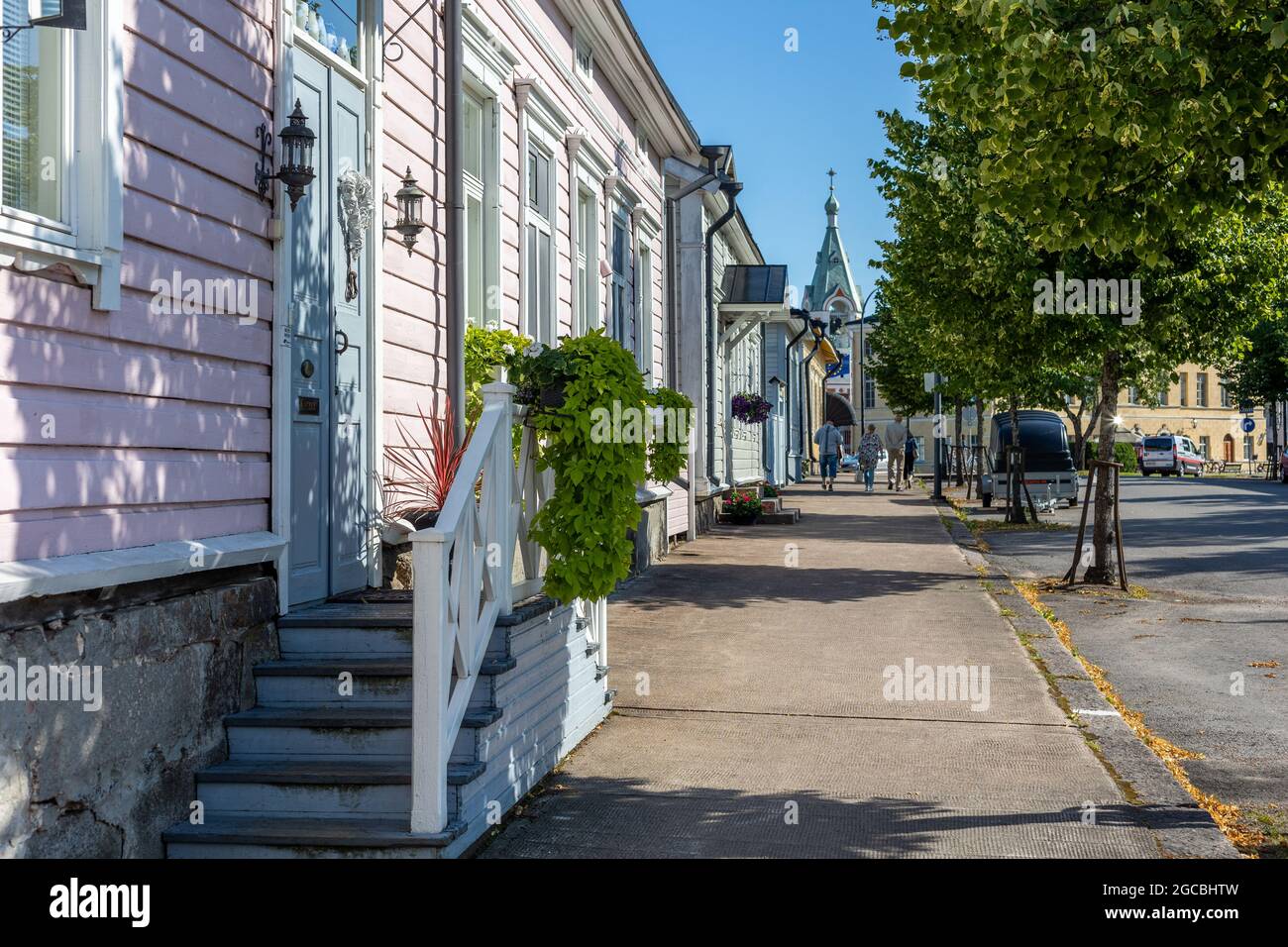 HAMINA, FINNLAND - 04-08-2021: Holzhäuser in den Straßen der Altstadt von Hamina, Finnland im Sommer. Stockfoto