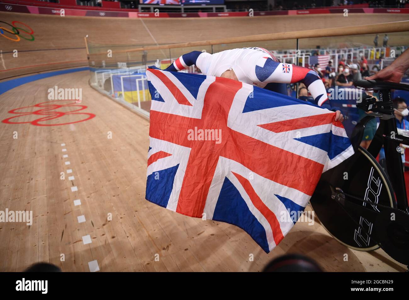 Izu, Japan. August 2021. Jason Kenny aus Großbritannien feiert nach dem Radrennbahn-Männer-Deirin-Finale bei den Olympischen Spielen 2020 in Tokio, in Izu, Japan, am 8. August 2021. Quelle: Zhang Hongxiang/Xinhua/Alamy Live News Stockfoto