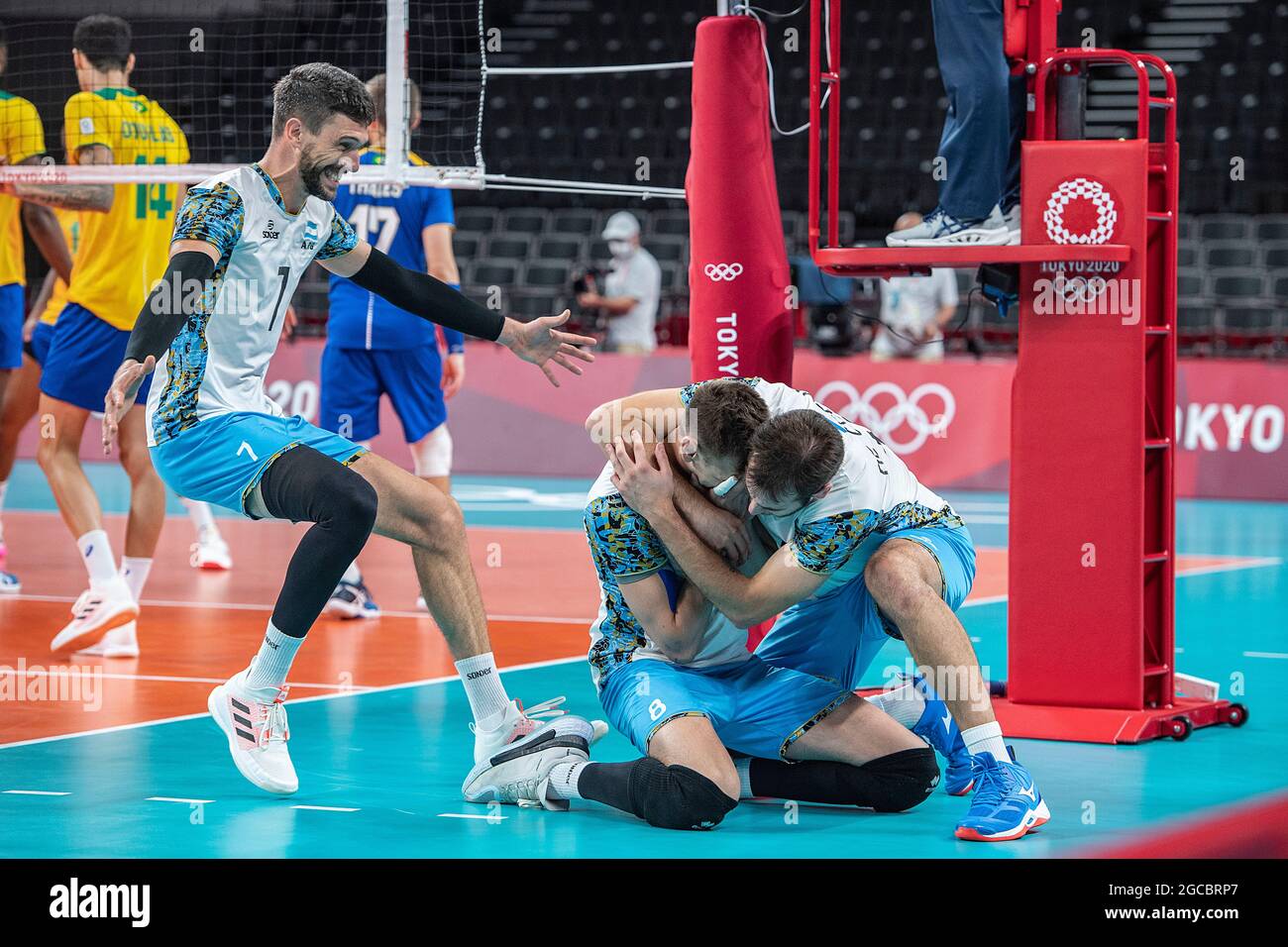 Agustin LOSER (ARG) kniet nach dem entscheidenden Punkt auf den Boden und ist von Luciano De CECCO (ARG, r.) Nach dem Siegpunkt schließt sich Facundo CONTE (ARG) von links an; Olympische Sommerspiele 2020, ab 23.07. - 08.08.2021 in Tokio/Japan. Stockfoto