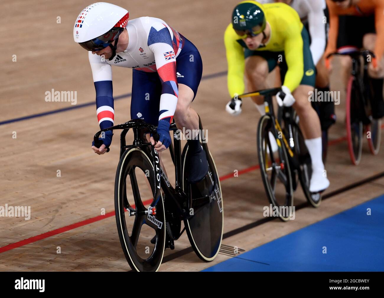 Izu, Japan. August 2021. Der Brite Jason Kenny (L) tritt beim Männer-Deirin-Finale auf der Radstrecke bei den Olympischen Spielen 2020 in Tokio in Izu, Japan, am 8. August 2021 an. Quelle: Zhang Hongxiang/Xinhua/Alamy Live News Stockfoto