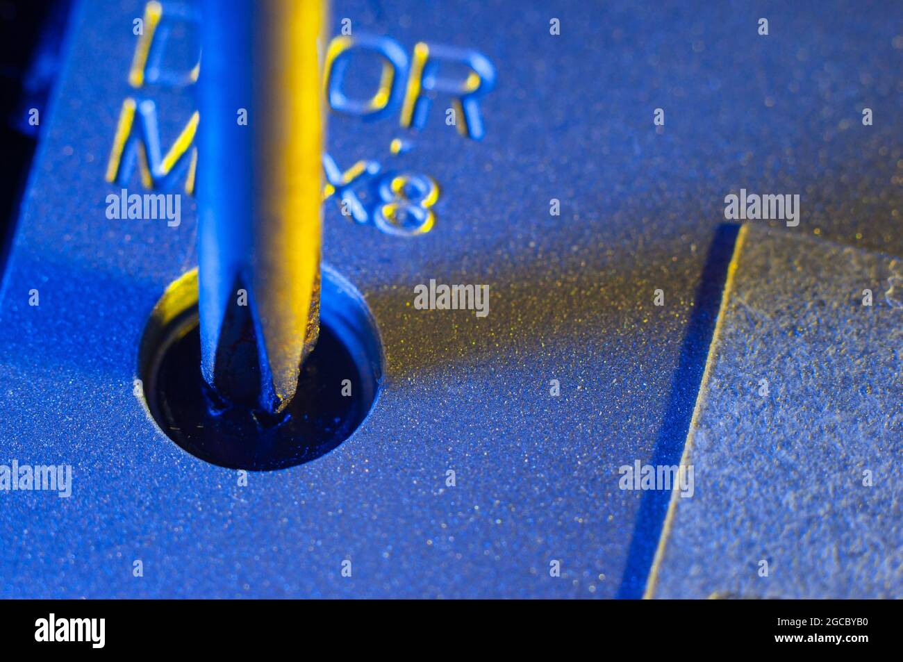 Kreuzschlitzschraubendreher entschrauben eine Schraube aus einem Aluminiumgehäuse, Nahaufnahme, Makroaufnahme Stockfoto