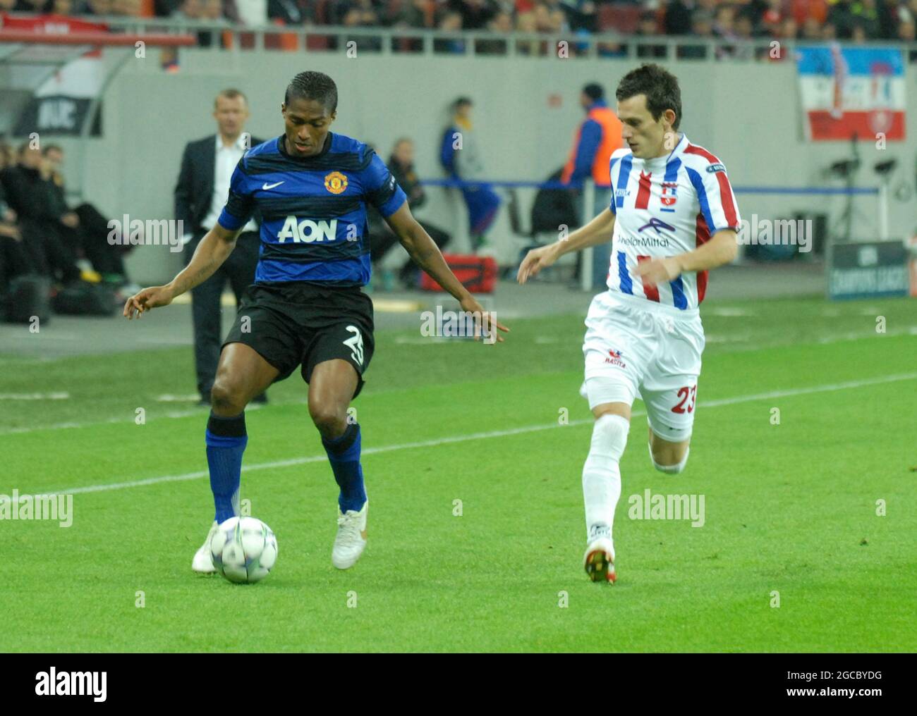 BUKAREST, RUMÄNIEN - 18. OKTOBER 2011: Antonio Valencia (L) von United und Adrian Salageanu (R) von Otelul, aufgenommen während des UEFA Champions League-Spiels der Gruppe C zwischen Otelul Galati und Manchester United in der National Arena. Stockfoto