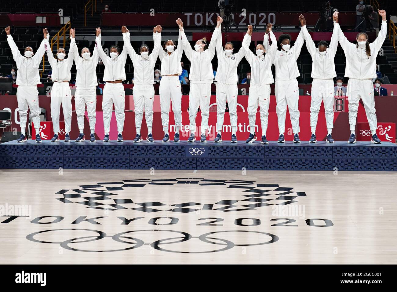 Tokio, Japan. August 2021. Mitglieder des US-Basketballteams für Frauen stehen am Sonntag, den 8. August 2021, bei der Siegerehrung der Olympischen Spiele in Tokio, Japan, auf dem Podium. Die USA gewannen Gold, Japan Silber und Frankreich die Bronze. Foto von Richard Ellis/UPI Credit: UPI/Alamy Live News Stockfoto