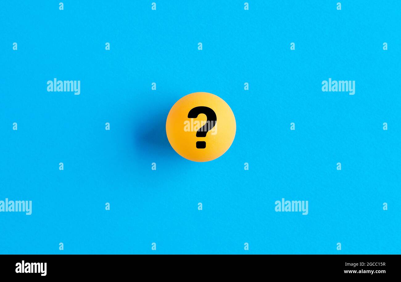 Fragezeichensymbol auf gelber Kugel auf blauem Hintergrund. Hilfe, Support, Hilfe, faq-Konzept. Stockfoto