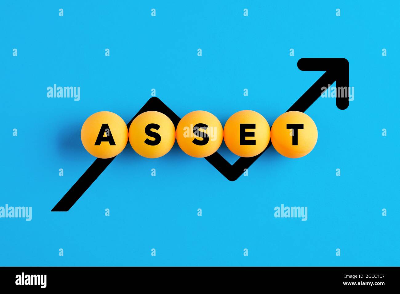 Das Wort Asset, das auf gelben Kugeln mit steigendem Liniendiagramm auf blauem Hintergrund geschrieben wurde. Konzept zur Steigerung des Geschäftsvermögens. Stockfoto