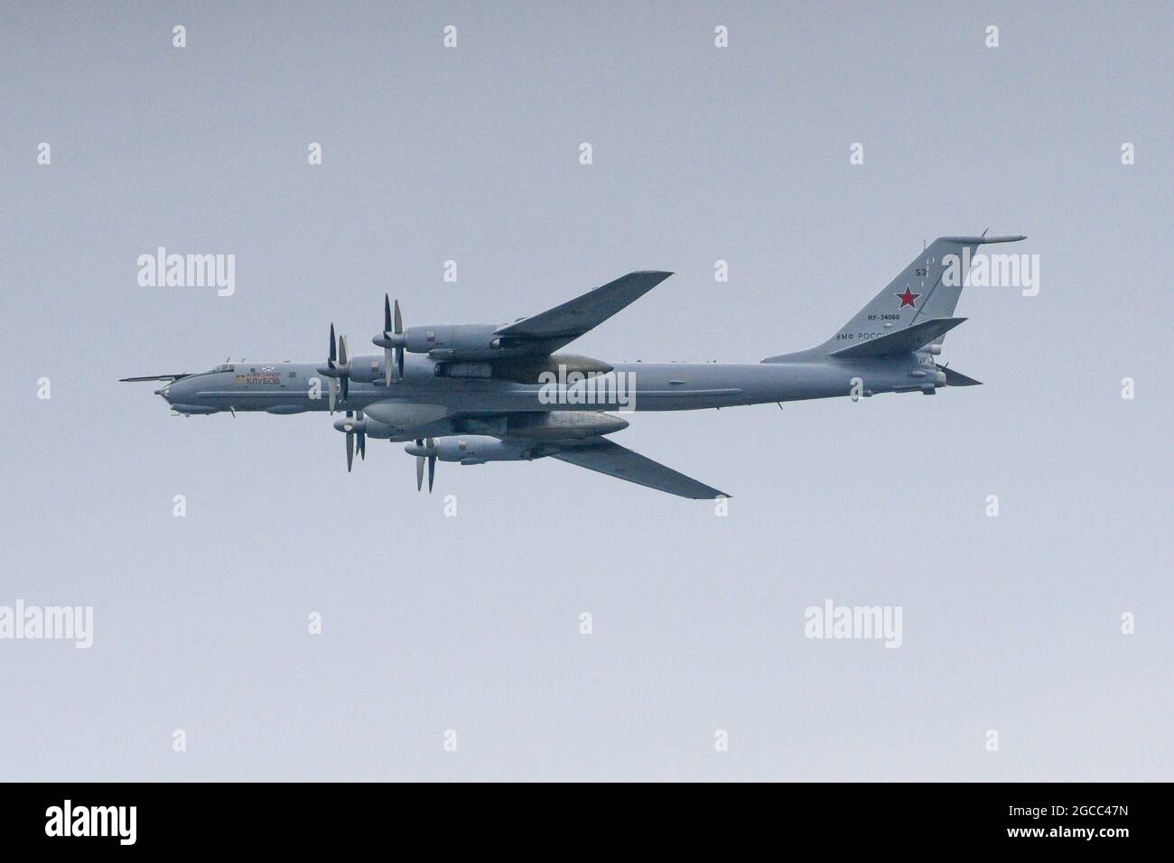 St. Petersburg, Russland, 25. Juli 2021 Militärparade, TU-95 sowjetischer und russischer Turboprop strategischer Bomber Bär im Flug Stockfoto
