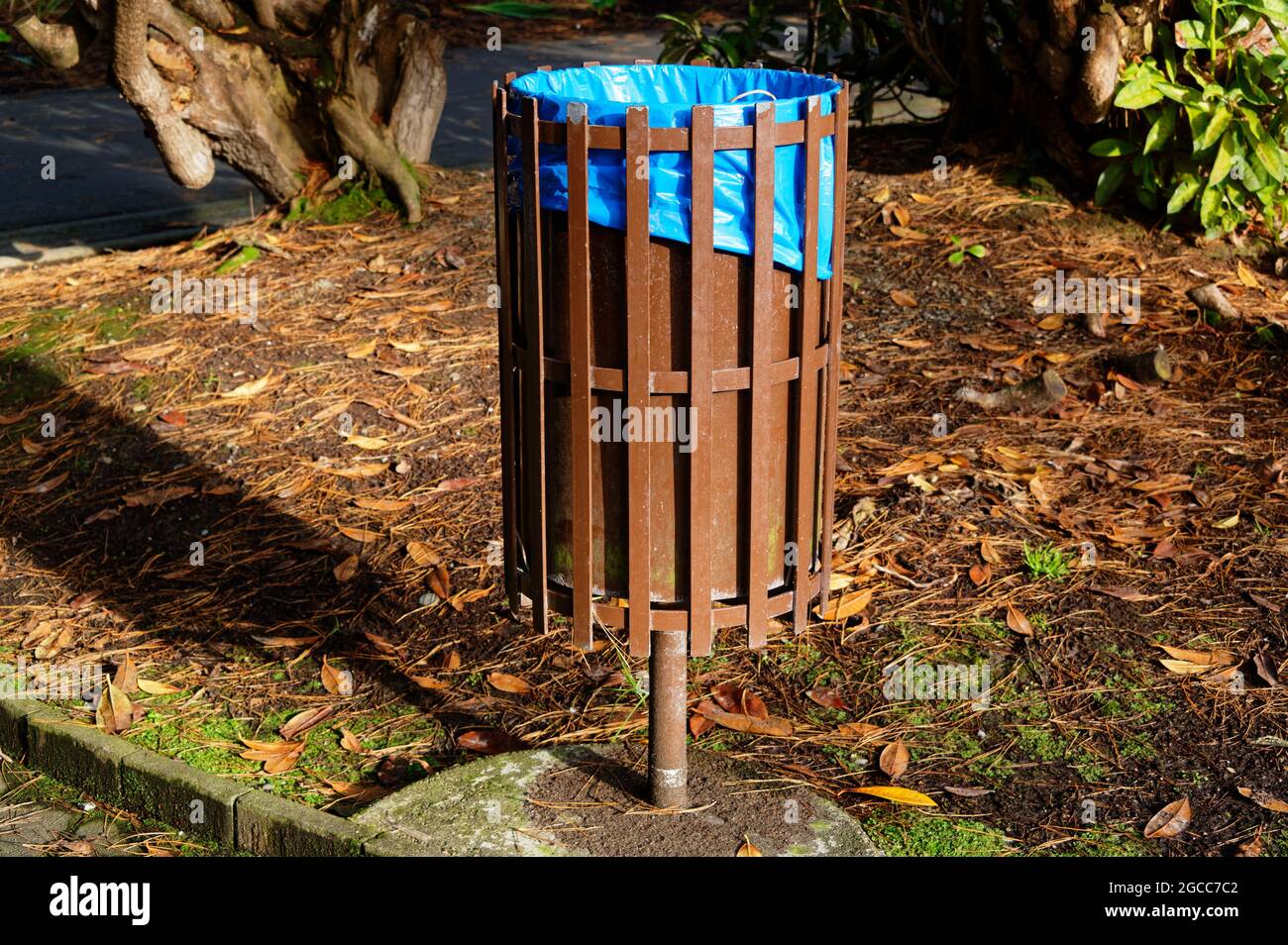 Ein Abfalleimer mit einer blauen Plastikfolie Stockfoto