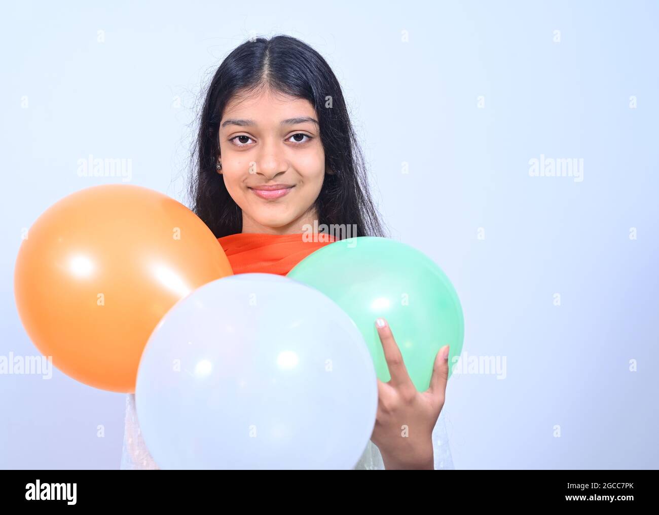 Indisches Teenager-Mädchen, das den Unabhängigkeitstag Indiens feiert. Stockfoto