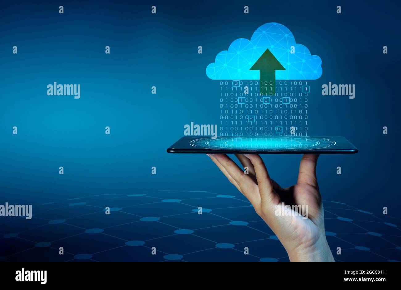 Digitaler Datensatz mit Binärzahlen, der auf blauem Hintergrund an die Wolken gesendet wird. Stockfoto