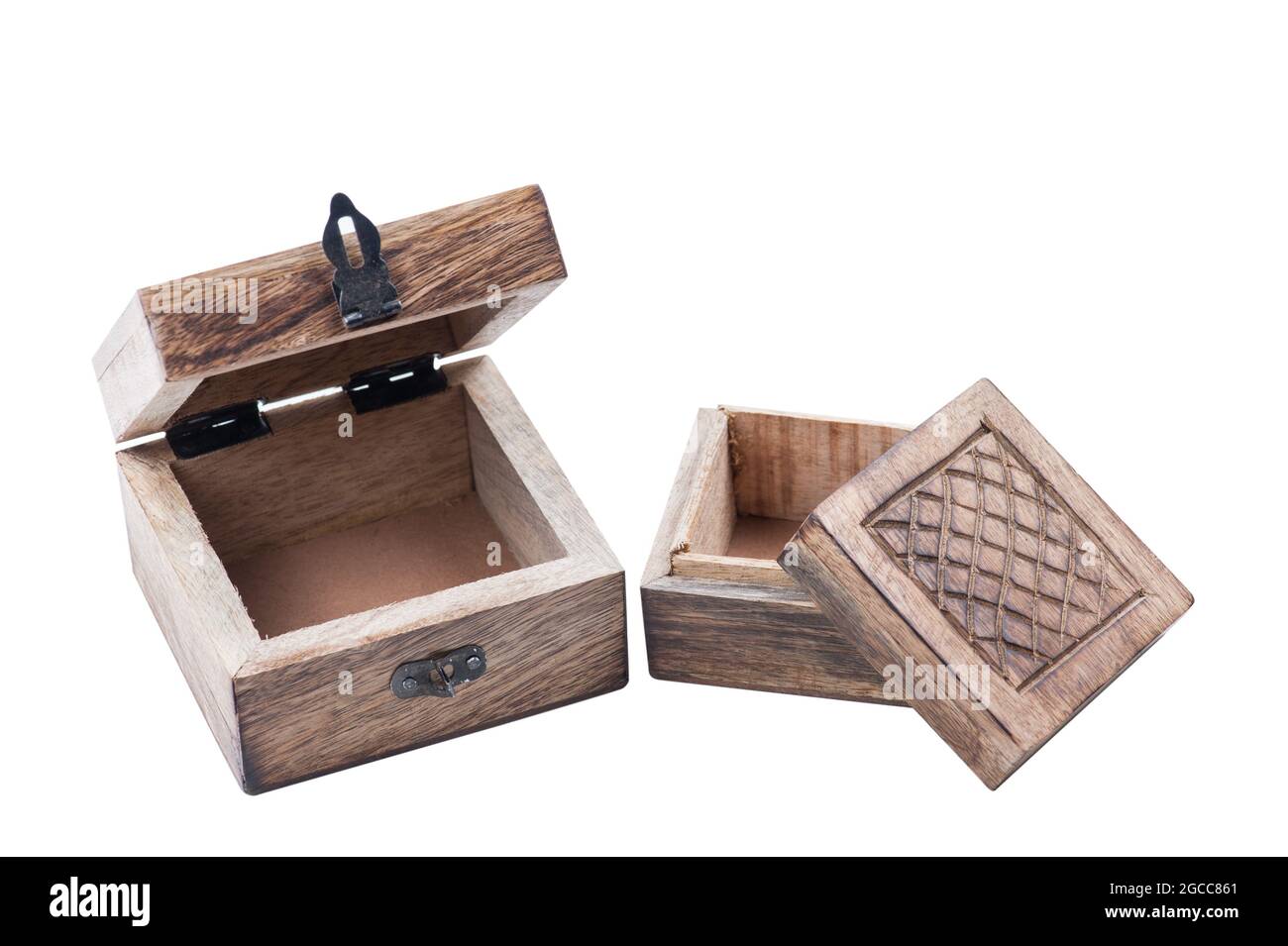 Alte Holzkisten, halb offen isoliert auf weiß Stockfoto