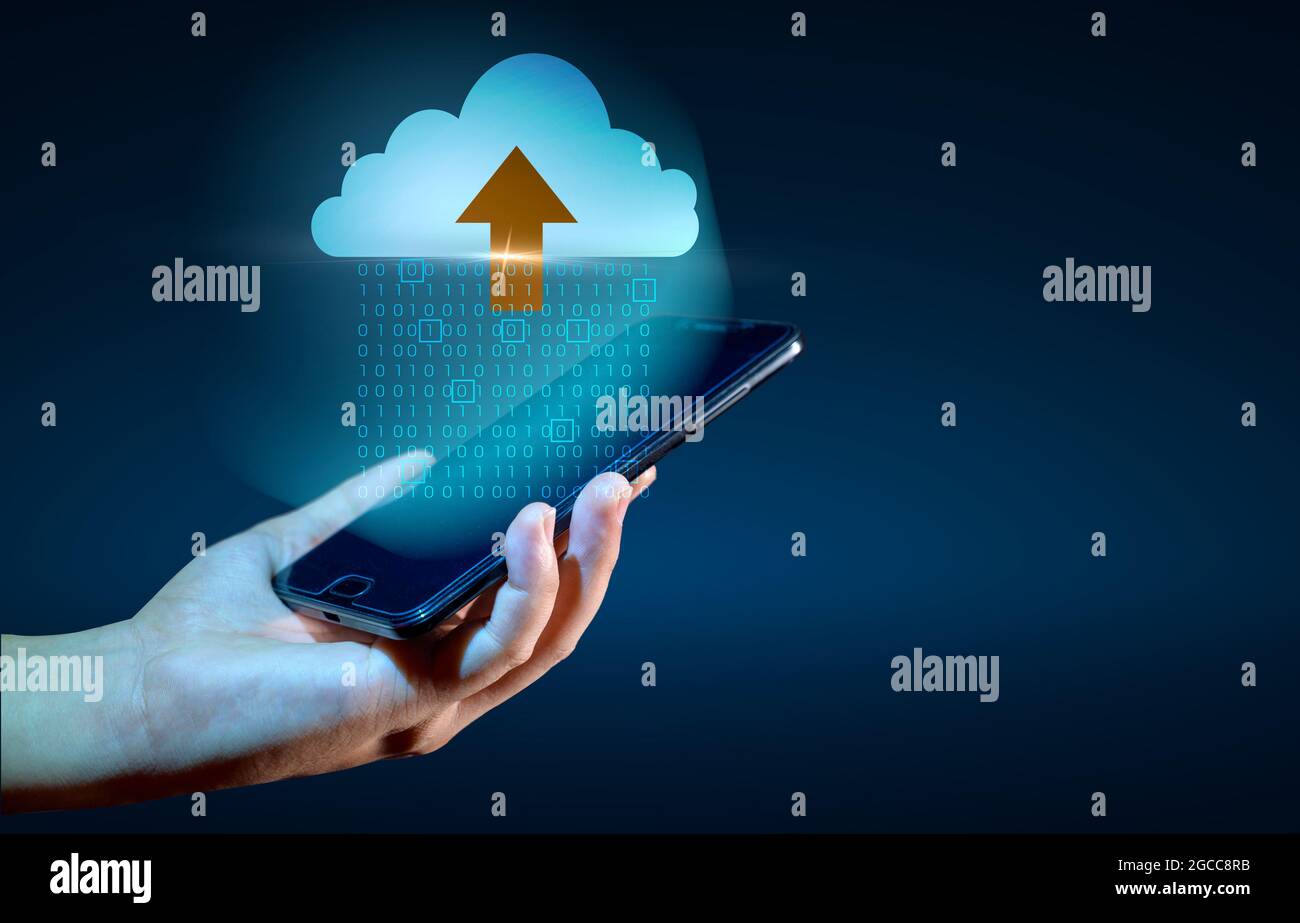 Digitaler Datensatz mit Binärzahlen, der auf blauem Hintergrund an die Wolken gesendet wird. Stockfoto