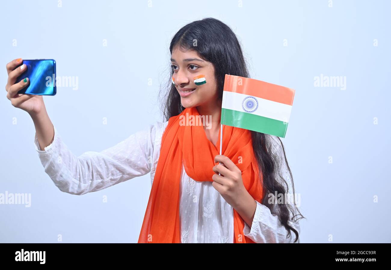 Indisches Teenager-Mädchen, das den Unabhängigkeitstag Indiens feiert. Stockfoto