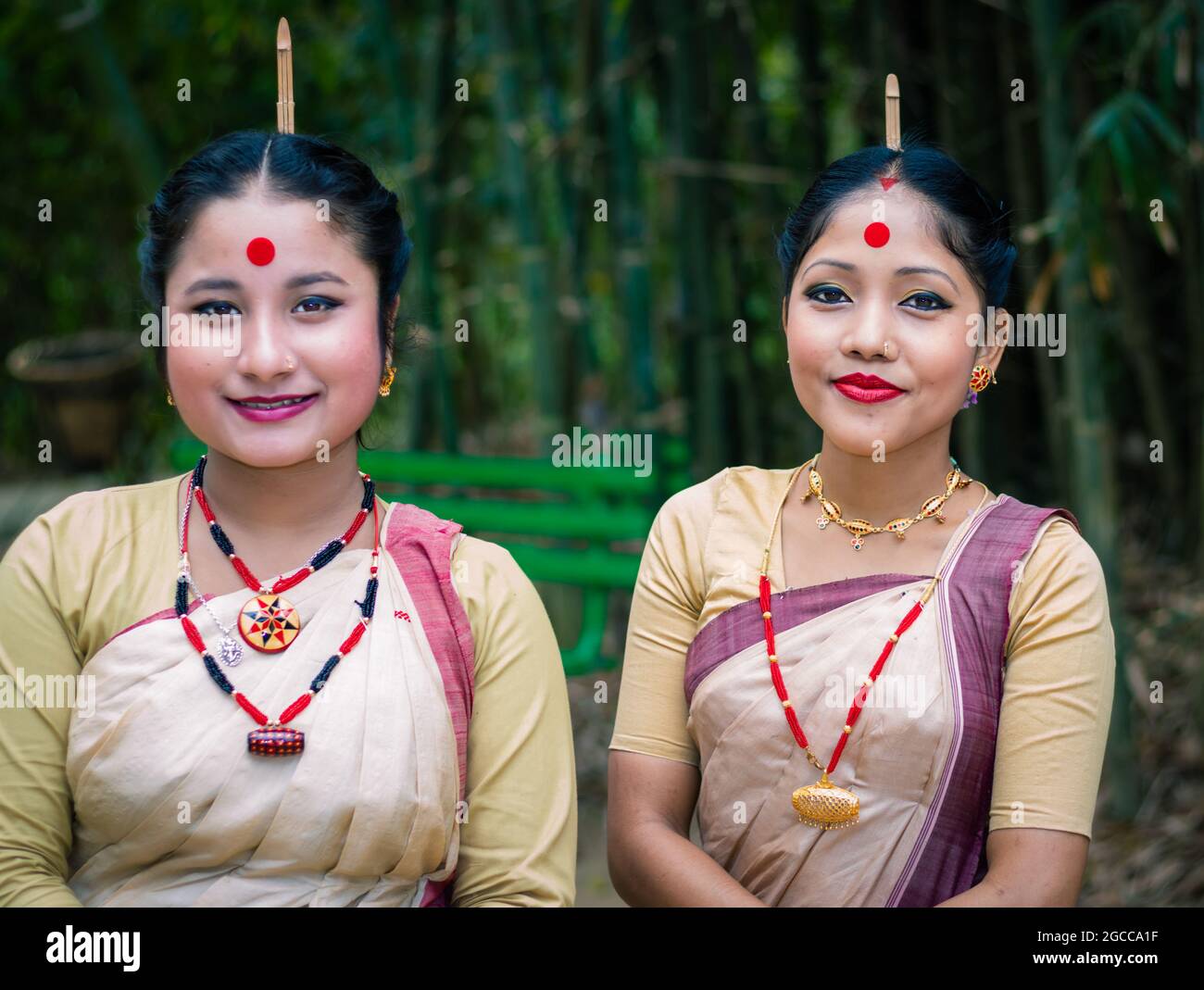 Lächelnde Mädchen Nahaufnahme in traditioneller Kleidung auf dem Festival mit verschwommenem Hintergrundbild aufgenommen wurde anlässlich der Bihu in assam indien. Stockfoto