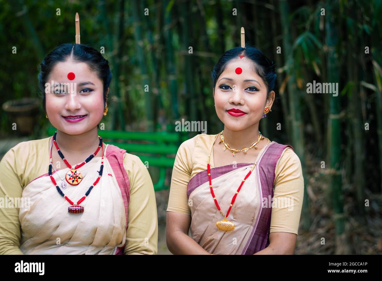 Lächelnde Mädchen Nahaufnahme in traditioneller Kleidung auf dem Festival mit verschwommenem Hintergrundbild aufgenommen wurde anlässlich der Bihu in assam indien. Stockfoto