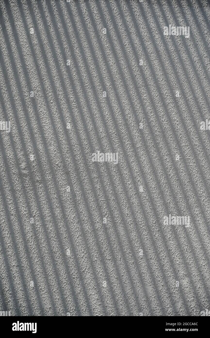 Hintergrund der Schattenüberlagerung. Schattenlinien an der grauen Betonlichtwand. Hochwertige Fotos Stockfoto