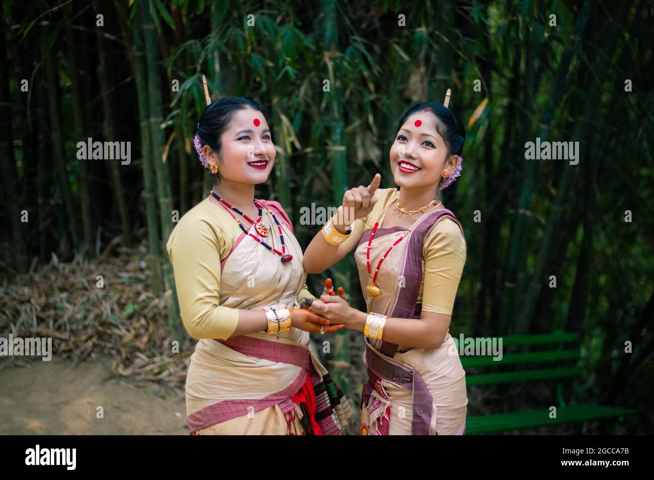 Mädchen im Tanz bewegen isoliert in traditionellen tragen auf dem Festival mit verschwommenem Hintergrund gekleidet Bild wird anlässlich der Bihu in assam indien aufgenommen. Stockfoto