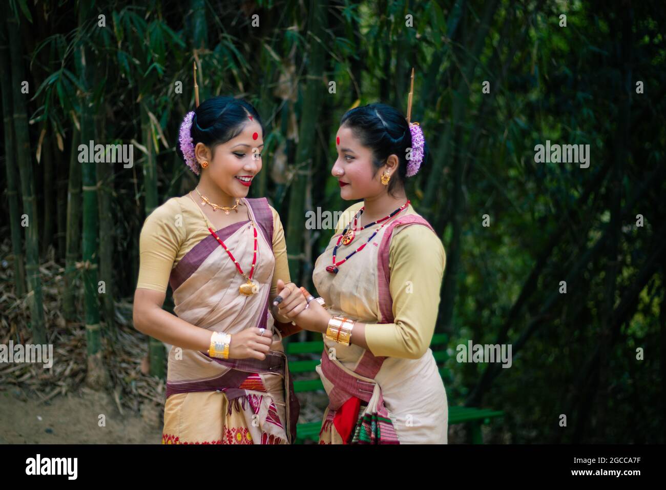Mädchen im Tanz bewegen isoliert in traditionellen tragen auf dem Festival mit verschwommenem Hintergrund gekleidet Bild wird anlässlich der Bihu in assam indien aufgenommen. Stockfoto