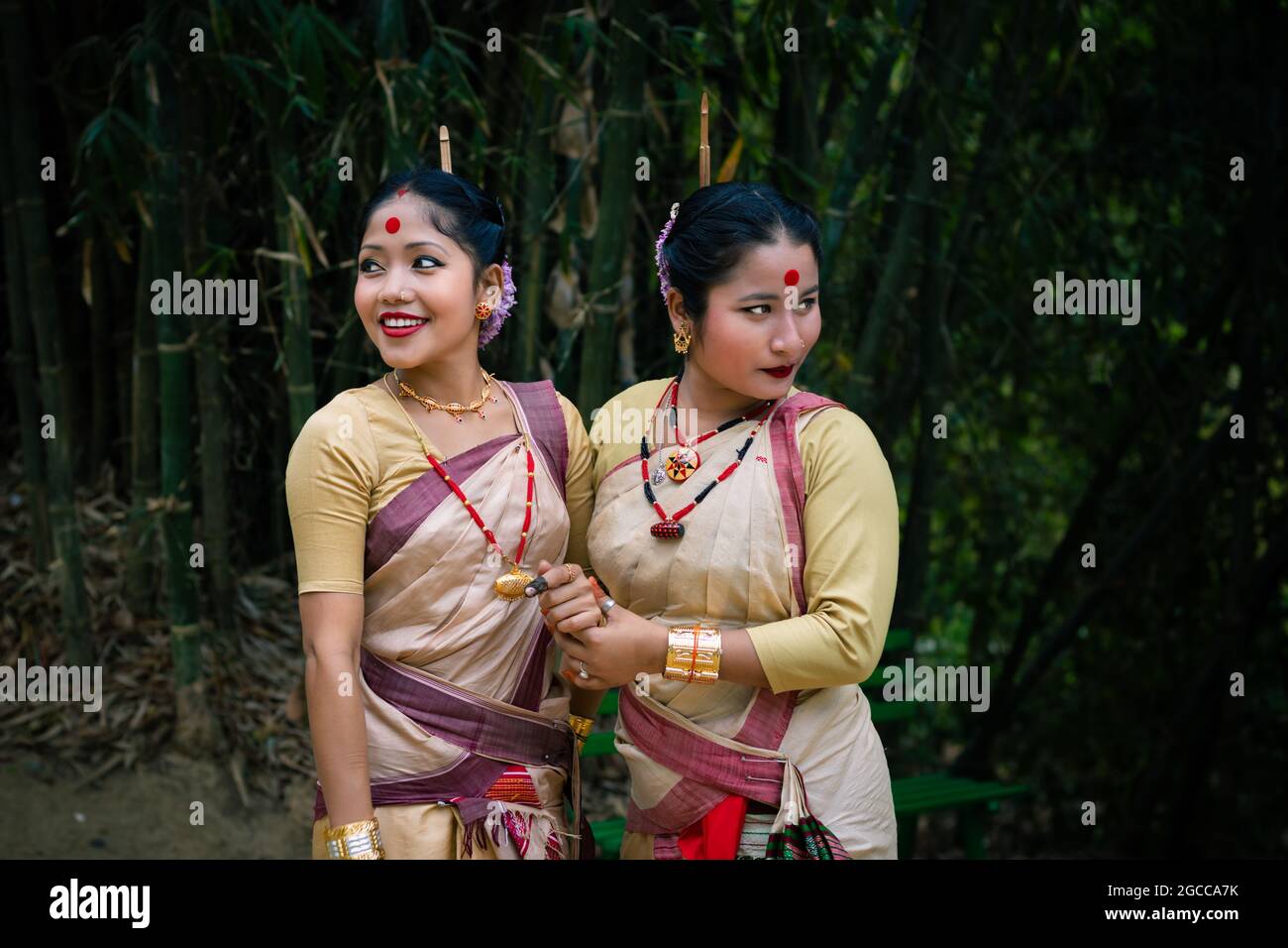 Mädchen im Tanz bewegen isoliert in traditionellen tragen auf dem Festival mit verschwommenem Hintergrund gekleidet Bild wird anlässlich der Bihu in assam indien aufgenommen. Stockfoto