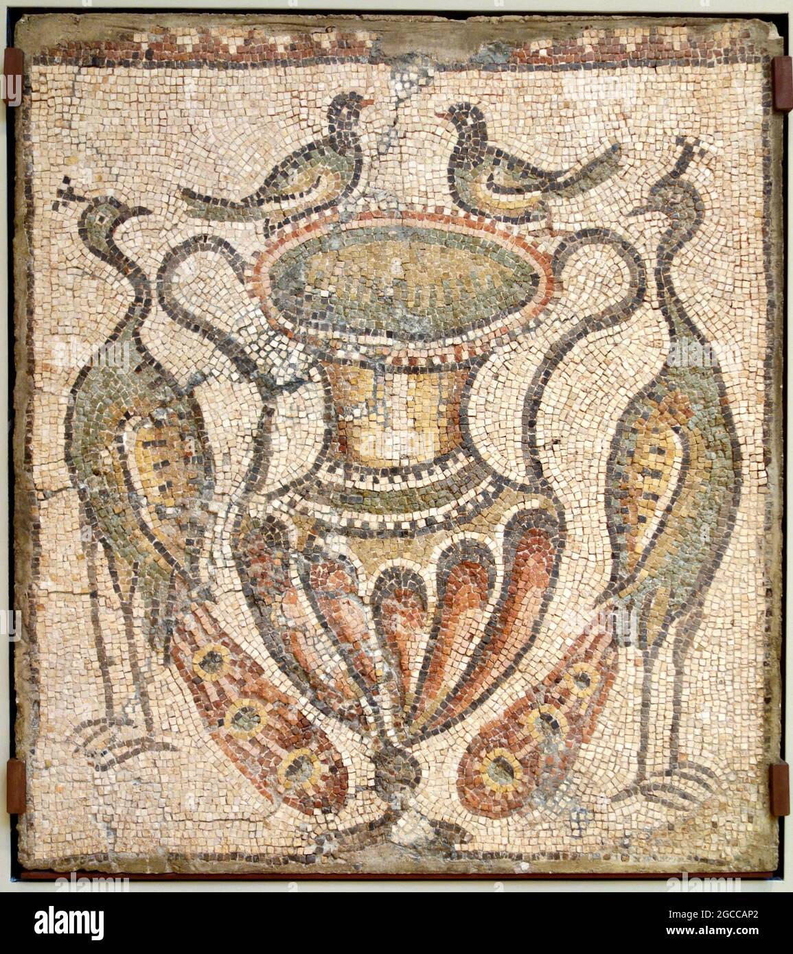 Mosaikkunst - Mosaik der Amphora mit Tauben am Rand und flankiert von den Pauen aus Homs, Syrien Stockfoto