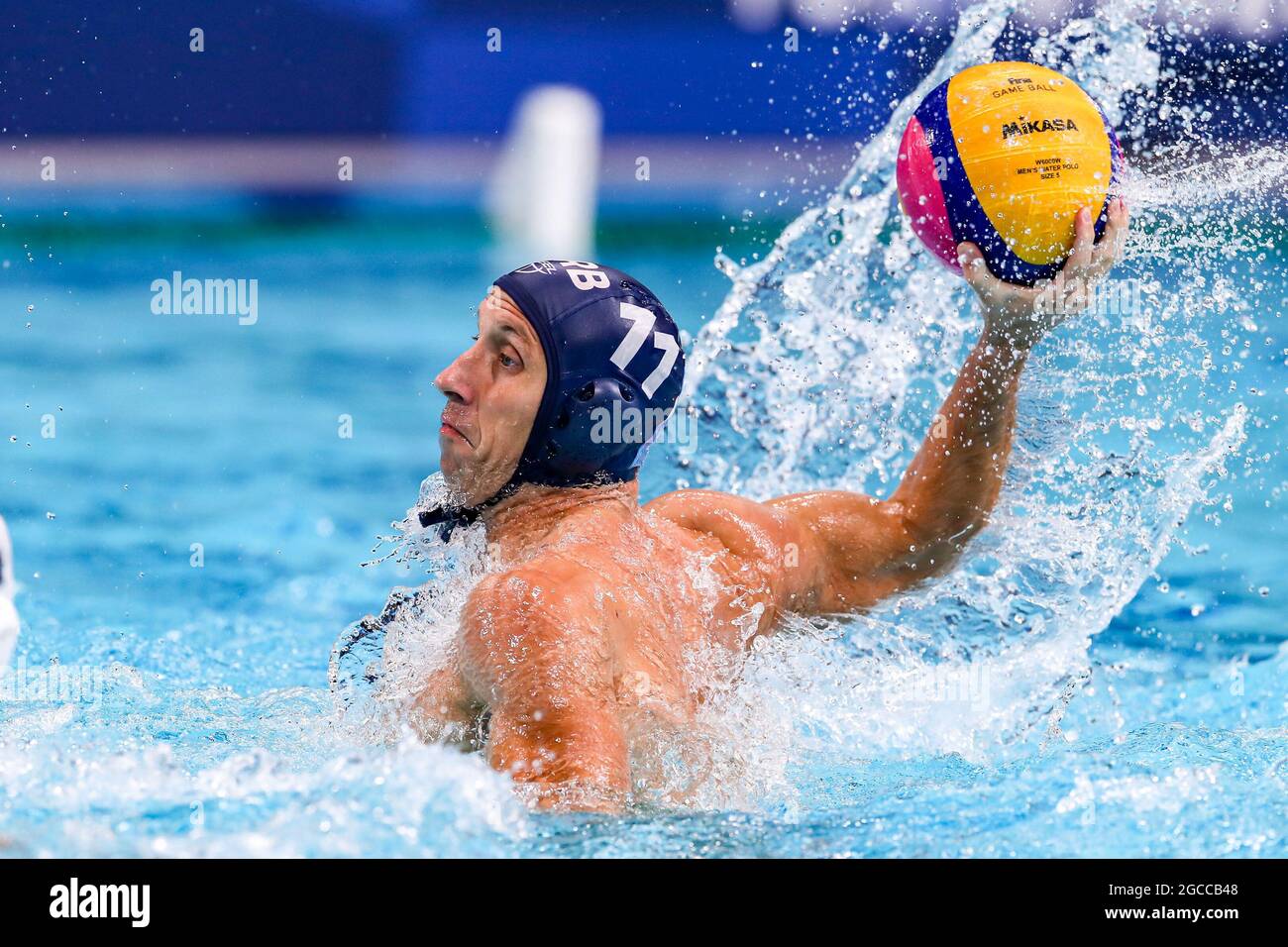 TOKIO, JAPAN - 8. AUGUST: Andrija Prlainovic aus Serbien während des Olympischen Wasserball-Turniers 2020 in Tokio am 8. August 2021 im Tatsumi Waterpolo Center in Tokio, Japan (Foto: Marcel ter Bals/Orange Picles) Stockfoto