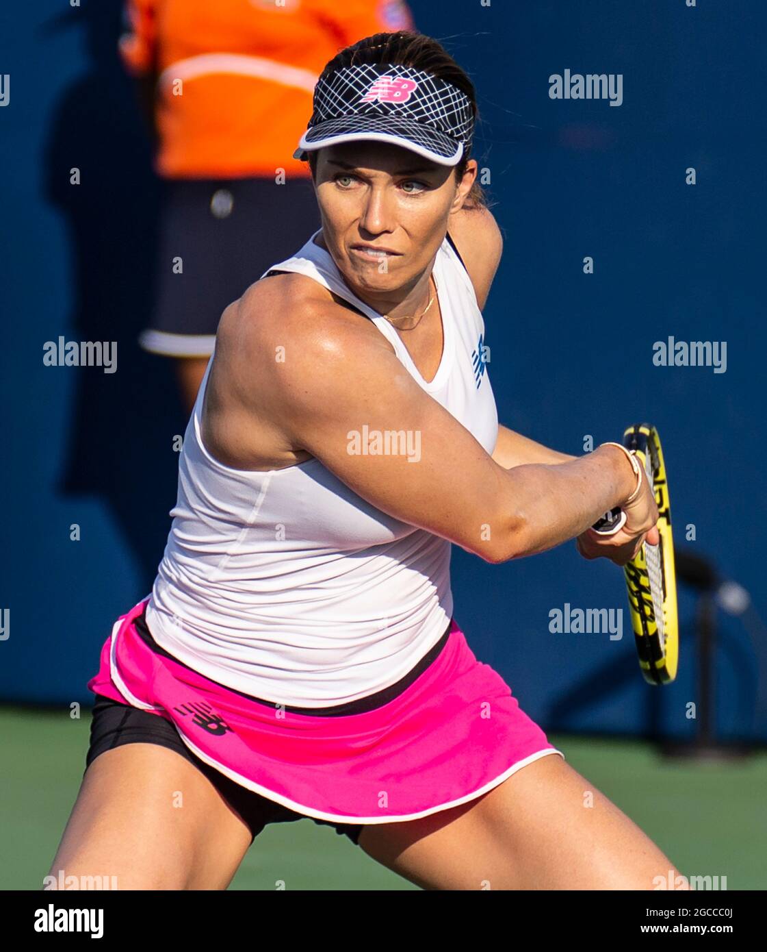 07. August 2021 San Jose, CA USA Danielle Collins aus den Vereinigten Staaten gibt einen Schuss während des Mubadala Silicon Valley Classic Semifinals Evening Match zwischen Ana Konjuh( CRO) gegen Danielle Collins ( USA ) an der San Jose State University San Jose Calif. Thurman James/CSM zurück Stockfoto