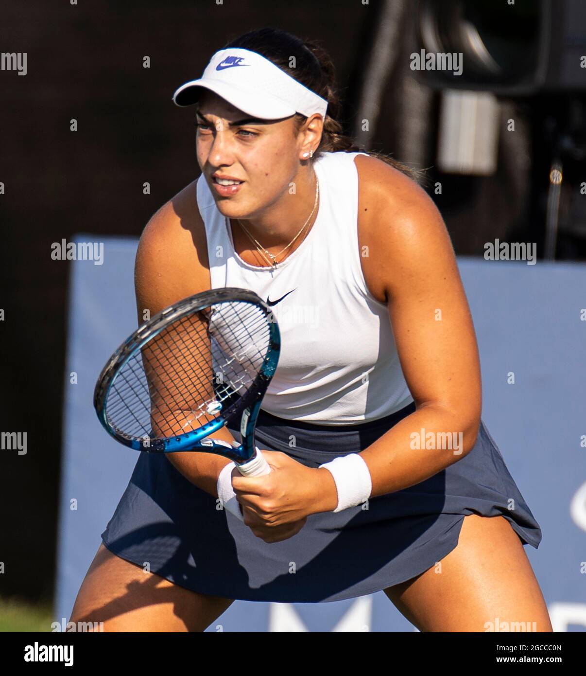 07. August 2021 San Jose, CA USA Ana Konjuh aus Kroatien wartet während des Mubadala Silicon Valley Classic Semifinals Evening Match zwischen Ana Konjuh( CRO) gegen Danielle Collins ( USA ) an der San Jose State University San Jose Calif. Thurman James/CSM auf den Aufschlag Stockfoto