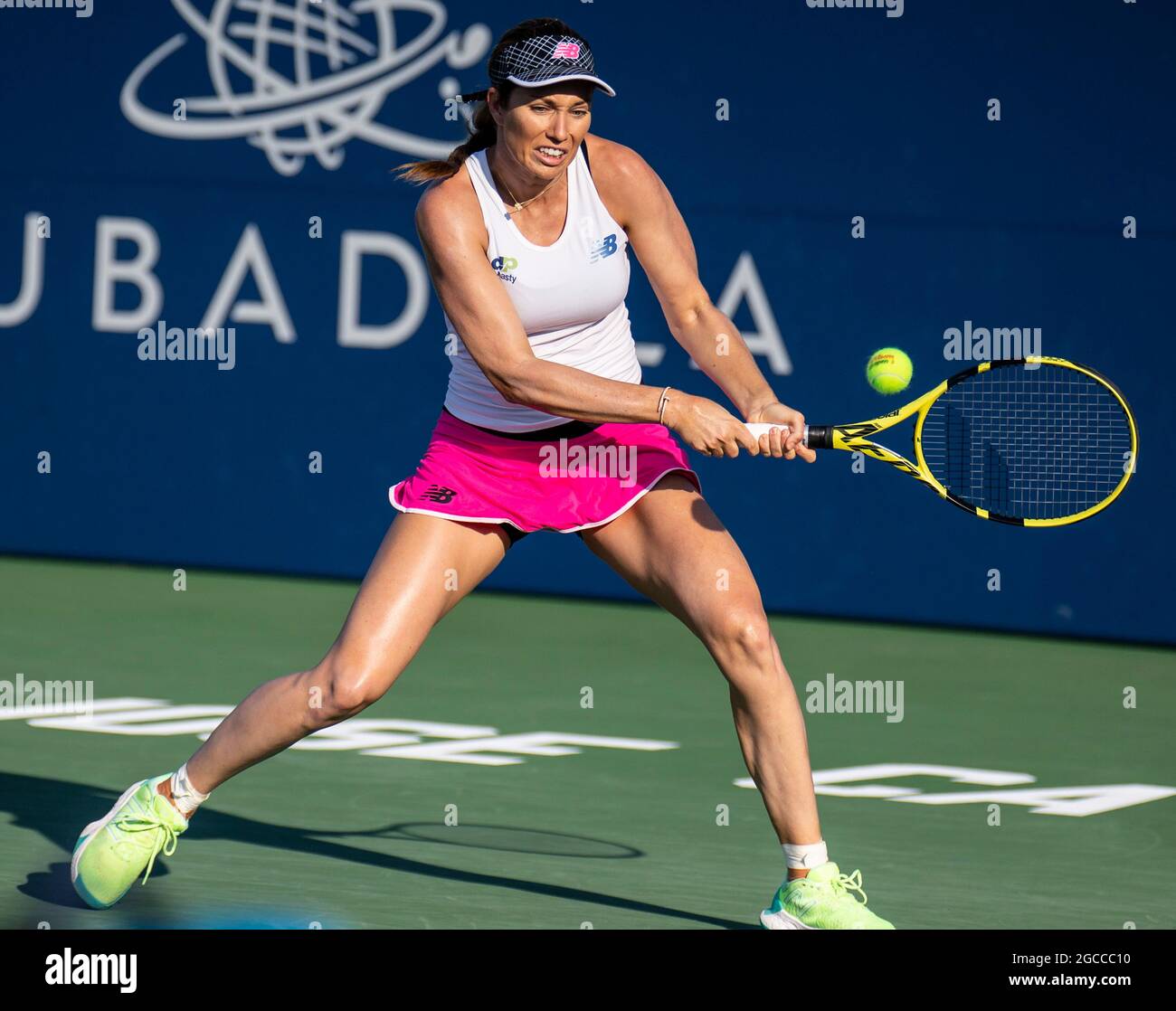07. August 2021 San Jose, CA USA Danielle Collins aus den Vereinigten Staaten gibt einen Schuss während des Mubadala Silicon Valley Classic Semifinals Evening Match zwischen Ana Konjuh( CRO) gegen Danielle Collins ( USA ) an der San Jose State University San Jose Calif. Thurman James/CSM zurück Stockfoto