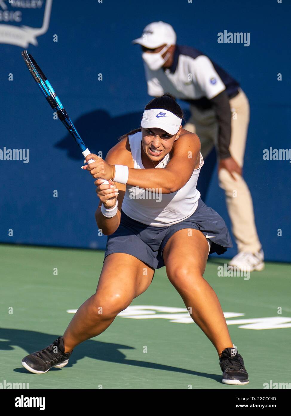 07. August 2021 San Jose, CA USA Ana Konjuh aus Kroatien gibt einen Schuss während des Mubadala Silicon Valley Classic Semifinals Evening Match zwischen Ana Konjuh( CRO) gegen Danielle Collins ( USA ) an der San Jose State University San Jose Calif. Thurman James/CSM zurück Stockfoto