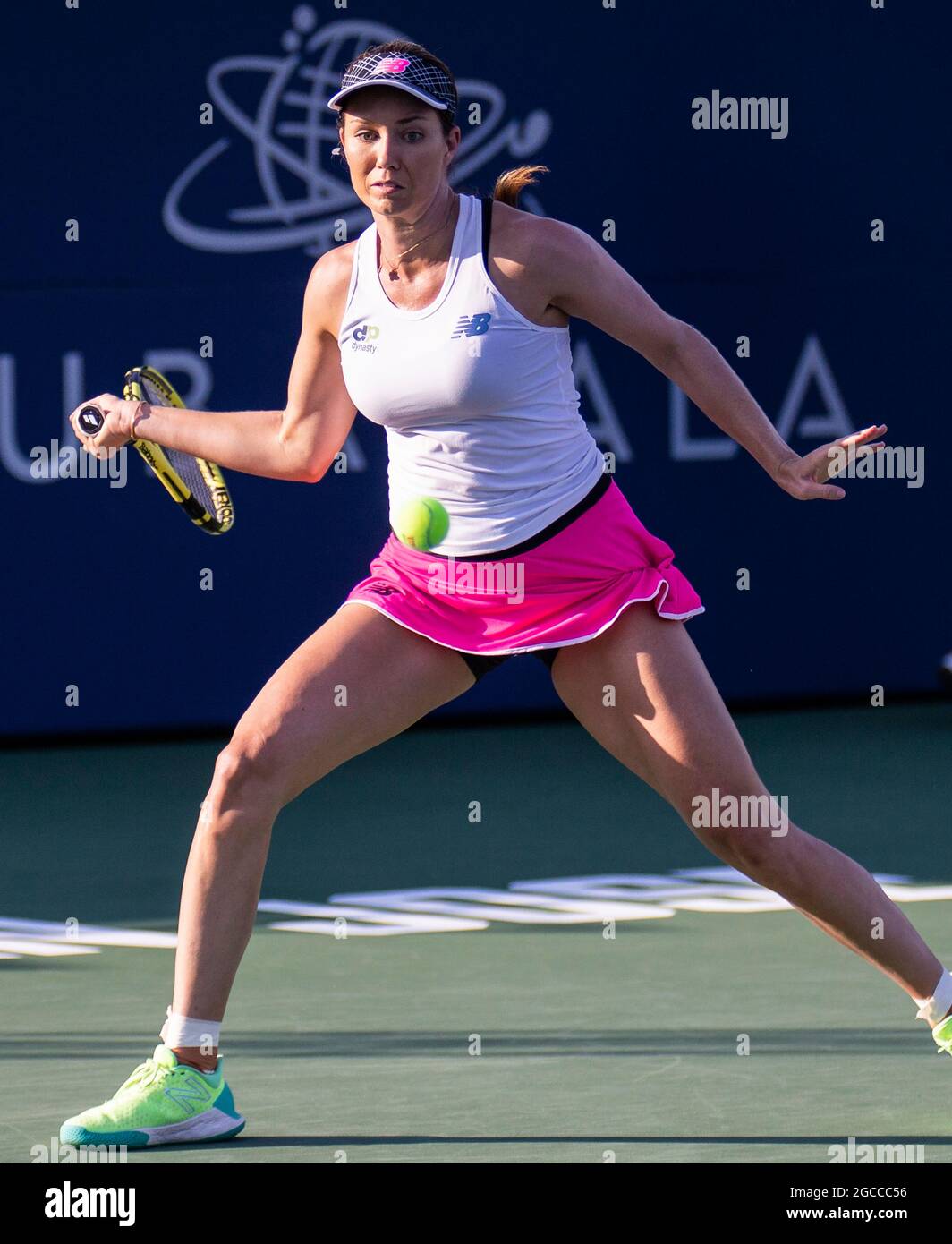07. August 2021 San Jose, CA USA Danielle Collins aus den Vereinigten Staaten gibt einen Schuss während des Mubadala Silicon Valley Classic Semifinals Evening Match zwischen Ana Konjuh( CRO) gegen Danielle Collins ( USA ) an der San Jose State University San Jose Calif. Thurman James/CSM zurück Stockfoto