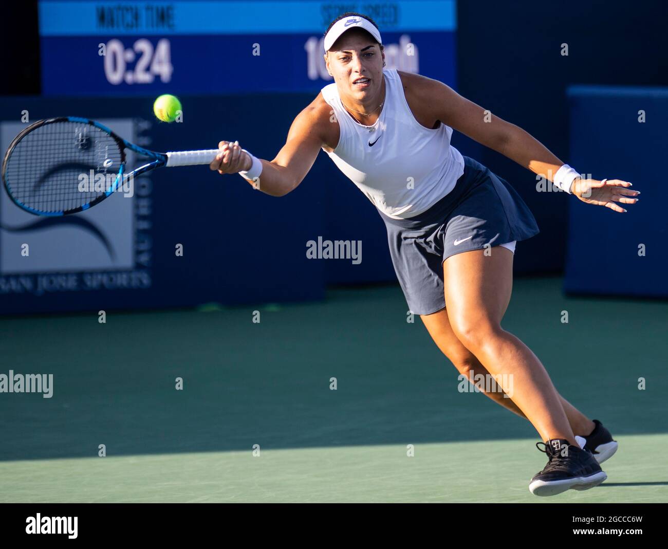 07. August 2021 San Jose, CA USA Ana Konjuh aus Kroatien gibt einen Schuss während des Mubadala Silicon Valley Classic Semifinals Evening Match zwischen Ana Konjuh( CRO) gegen Danielle Collins ( USA ) an der San Jose State University San Jose Calif. Thurman James/CSM zurück Stockfoto