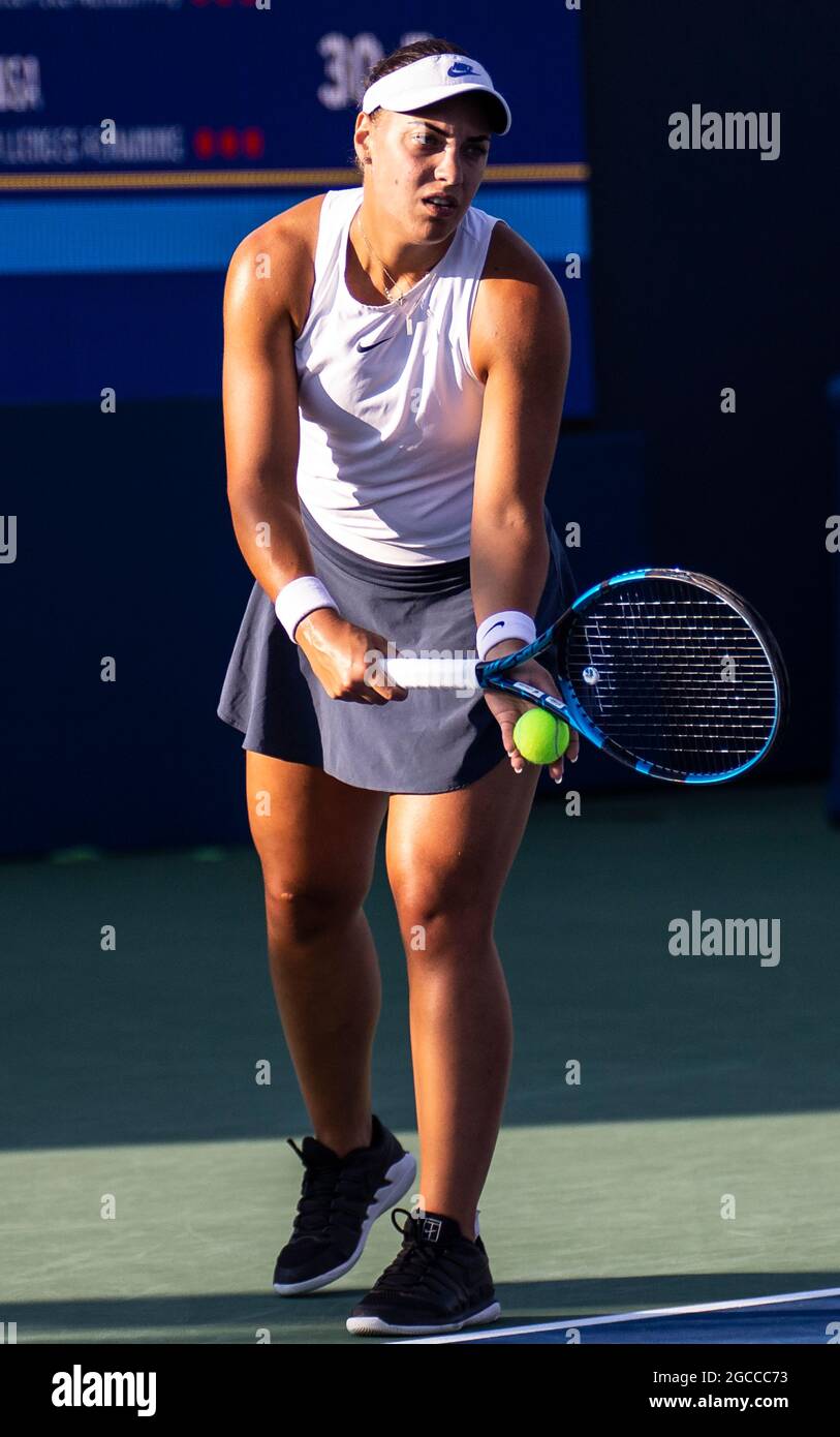 07. August 2021 San Jose, CA USA Ana Konjuh aus Kroatien serviert den Ball während des Mubadala Silicon Valley Classic Semifinals Evening Match zwischen Ana Konjuh( CRO) gegen Danielle Collins ( USA ) an der San Jose State University San Jose Calif. Thurman James/CSM Stockfoto