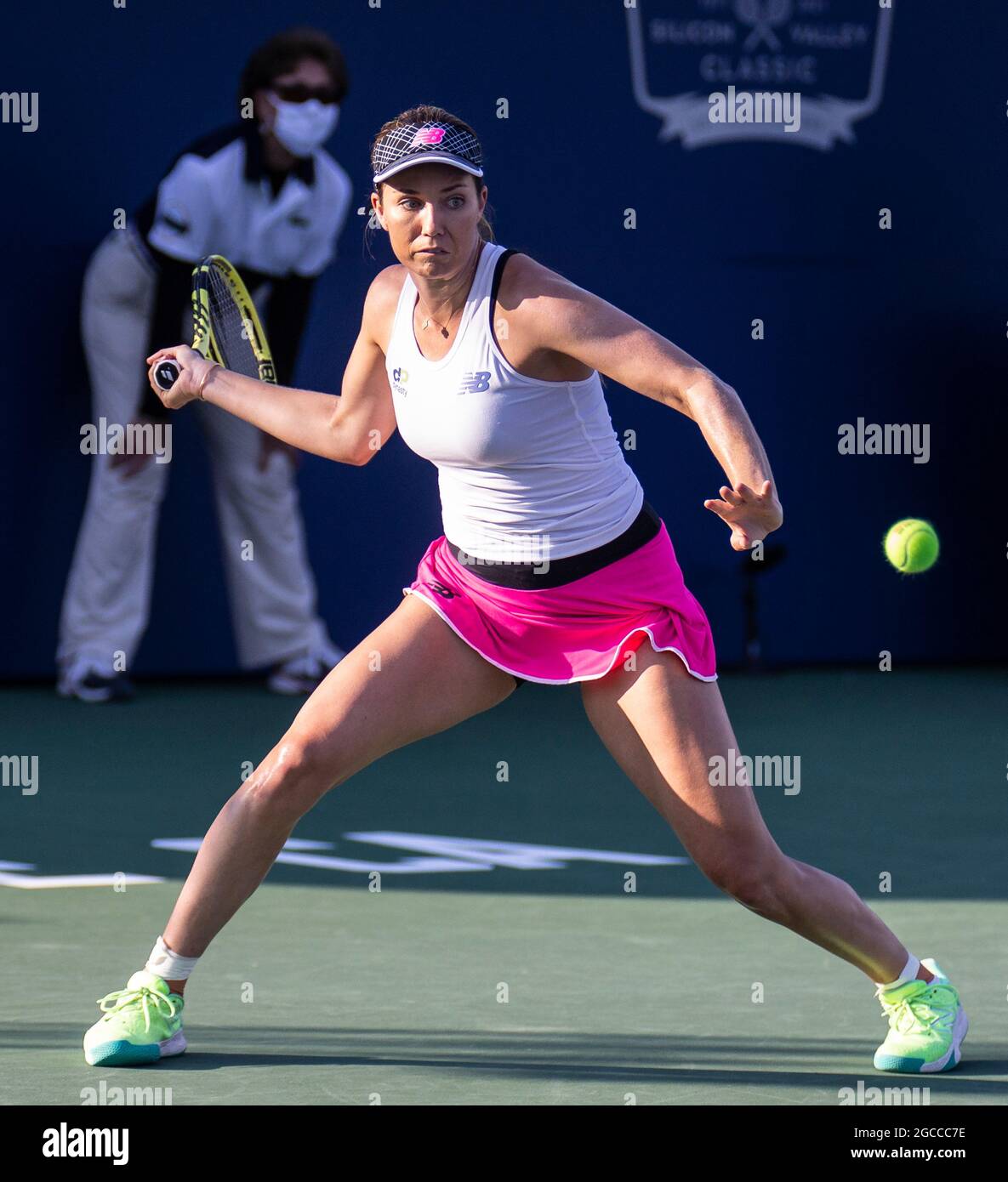 07. August 2021 San Jose, CA USA Danielle Collins aus den Vereinigten Staaten gibt einen Schuss während des Mubadala Silicon Valley Classic Semifinals Evening Match zwischen Ana Konjuh( CRO) gegen Danielle Collins ( USA ) an der San Jose State University San Jose Calif. Thurman James/CSM zurück Stockfoto
