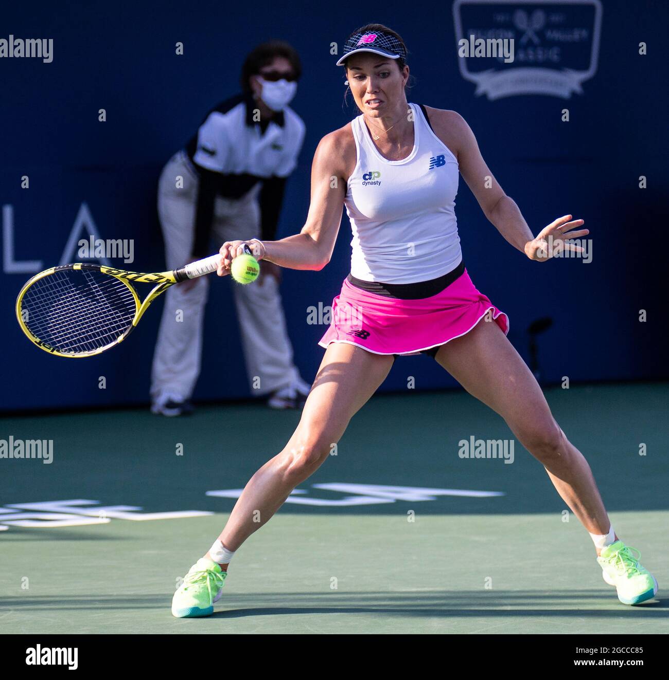 07. August 2021 San Jose, CA USA Danielle Collins aus den Vereinigten Staaten gibt einen Schuss während des Mubadala Silicon Valley Classic Semifinals Evening Match zwischen Ana Konjuh( CRO) gegen Danielle Collins ( USA ) an der San Jose State University San Jose Calif. Thurman James/CSM zurück Stockfoto