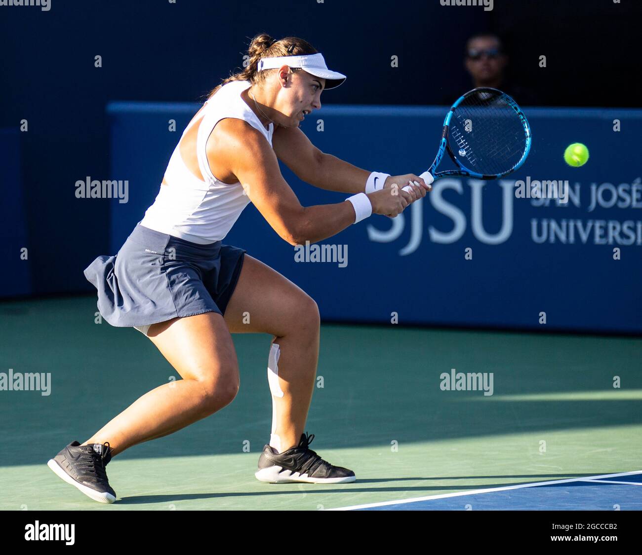 07. August 2021 San Jose, CA USA Ana Konjuh aus Kroatien gibt einen Schuss während des Mubadala Silicon Valley Classic Semifinals Evening Match zwischen Ana Konjuh( CRO) gegen Danielle Collins ( USA ) an der San Jose State University San Jose Calif. Thurman James/CSM zurück Stockfoto