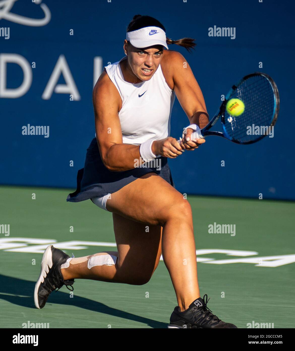 07. August 2021 San Jose, CA USA Ana Konjuh aus Kroatien gibt einen Schuss während des Mubadala Silicon Valley Classic Semifinals Evening Match zwischen Ana Konjuh( CRO) gegen Danielle Collins ( USA ) an der San Jose State University San Jose Calif. Thurman James/CSM zurück Stockfoto