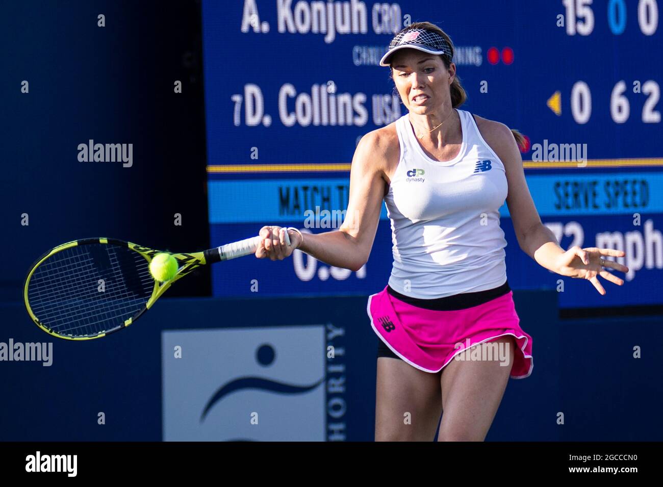07. August 2021 San Jose, CA USA Danielle Collins aus den Vereinigten Staaten gibt einen Schuss während des Mubadala Silicon Valley Classic Semifinals Evening Match zwischen Ana Konjuh( CRO) gegen Danielle Collins ( USA ) an der San Jose State University San Jose Calif. Thurman James/CSM zurück Stockfoto