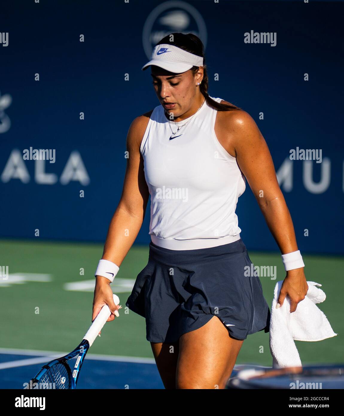 07. August 2021 San Jose, CA USA Ana Konjuh aus Kroatien wechselt die Seite des Gerichts, nachdem sie ein Spiel während des klassischen Halbfinalabends im Mubadala Silicon Valley zwischen Ana Konjuh( CRO) und Danielle Collins ( USA ) an der San Jose State University San Jose Calif. Thurman James/CSM verloren hat Stockfoto